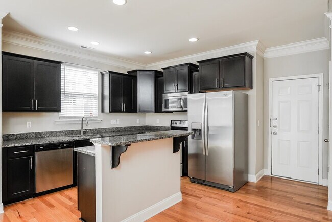 Building Photo - 170 Davelyn Ct