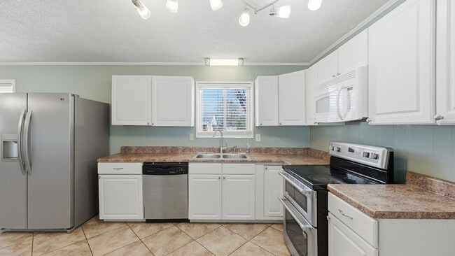 Building Photo - 3 Bedroom Cleveland home