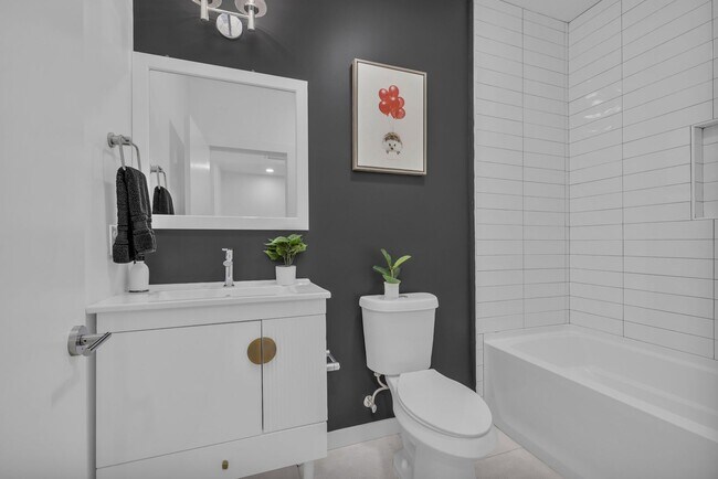 Building Photo - Modern + Classic Feel in the Heart of Downtown Chattanooga | 4 beds, 2.5 baths!
