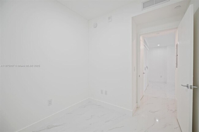 Building Photo - 700 NE 24th St