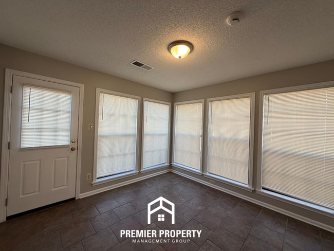 Building Photo - Newly Renovated 3BR Memphis Home with Vaulted Ceilings, Fireplace & Fenced Yard