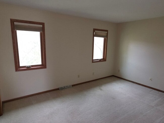 Building Photo - 4 bedroom home in Pleasant Prairie