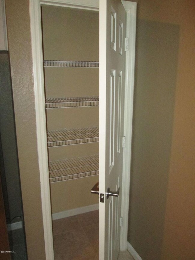 Building Photo - Cute 2 bedroom / 2 bath unit in beautiful ...