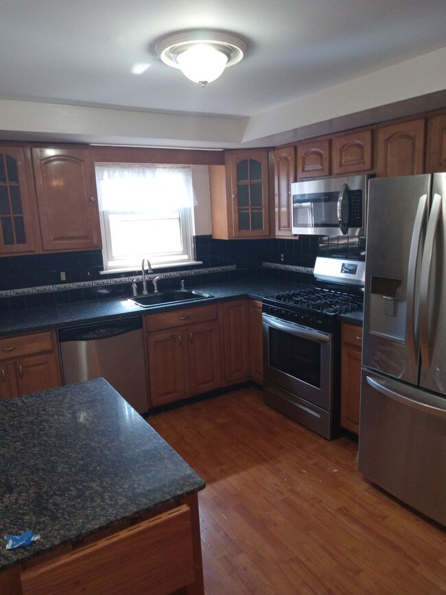 Building Photo - 3BR 1.5 bath twin in LANSDALE!