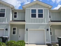 Building Photo - Stunning Townhome - Prime Pensacola Location