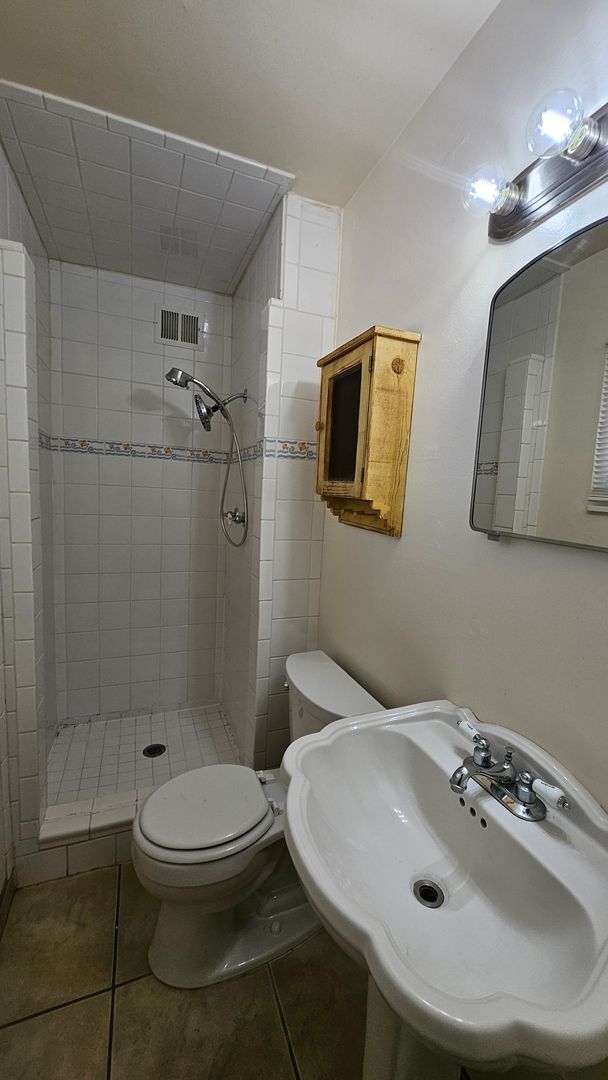Building Photo - 3 Bed 2 Bath