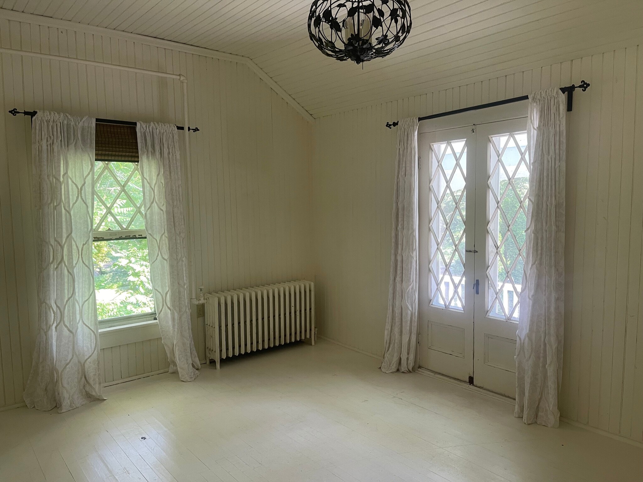 living room (unfurnished) - 856 Boston Post Rd