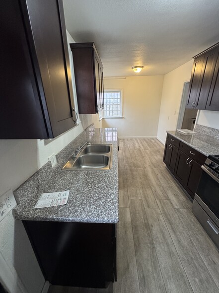 Building Photo - 5767 San Vicente Blvd