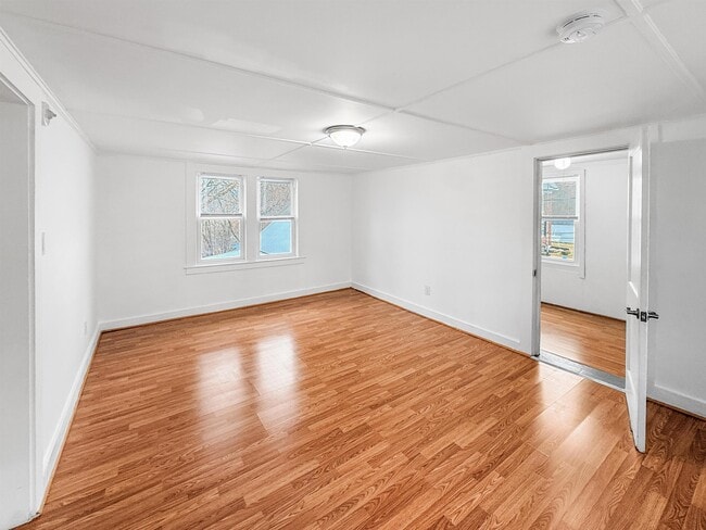 Building Photo - 230 King St