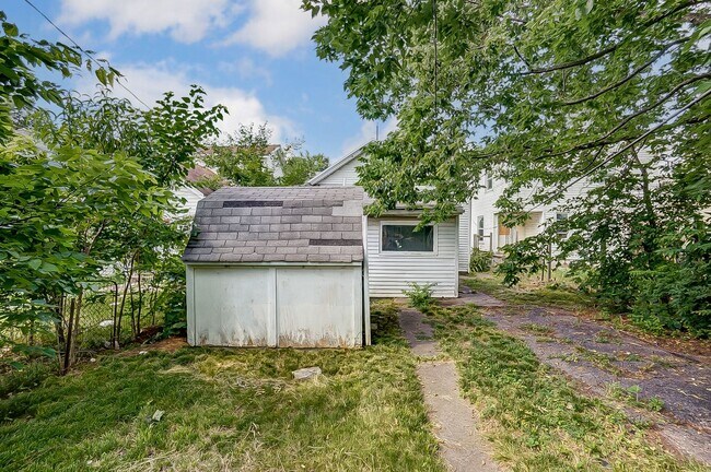 Building Photo - Three Bedroom In Dayton With Off Street Parking!