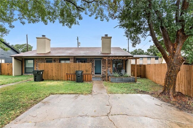 Primary Photo - 2810 Forest Bend Dr