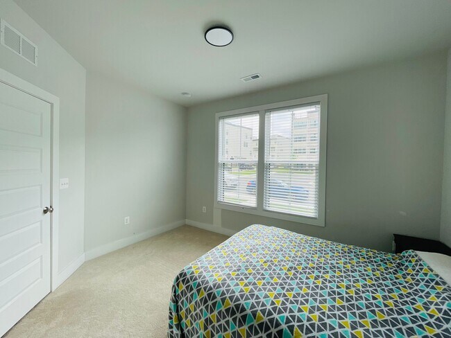 Building Photo - 594 Hazel Dr