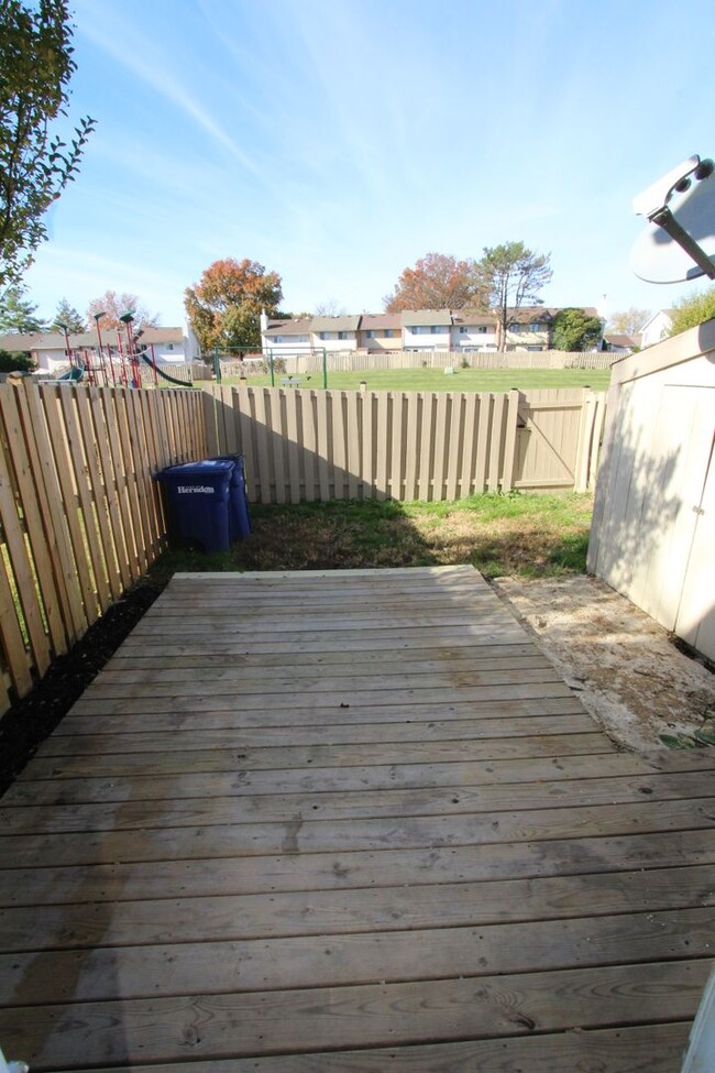 Building Photo - Recently Renovated Townhouse close to Rest...