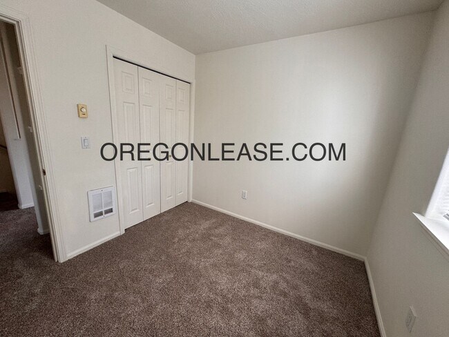 Building Photo - Newly remodeled 3 bedroom townhouse in Springfield