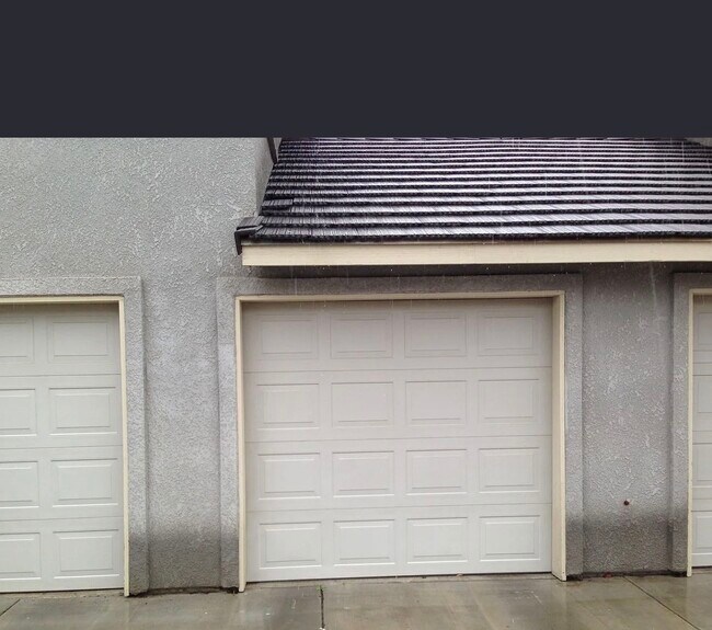 Building Photo - Lark  4 Plex