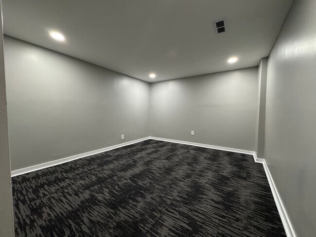 Building Photo - Beautiful 5 Bedroom 2 Bathroom Home + Den ...