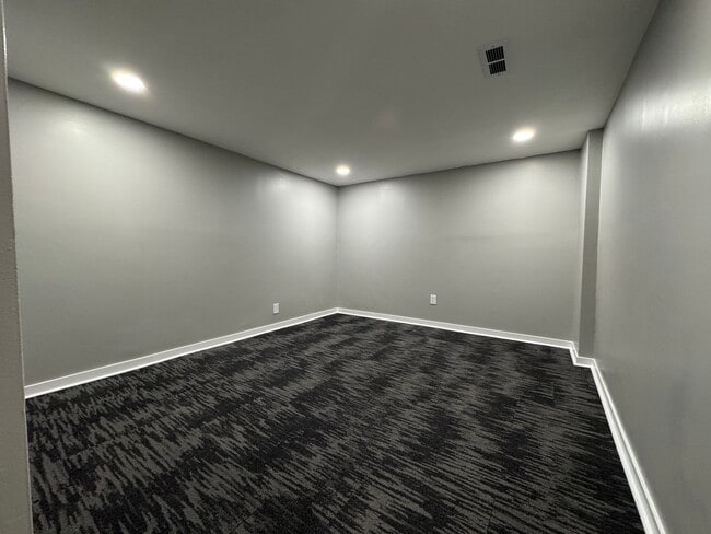 Building Photo - Stunning 5 Bedroom 2 Bathroom Home + Den i...