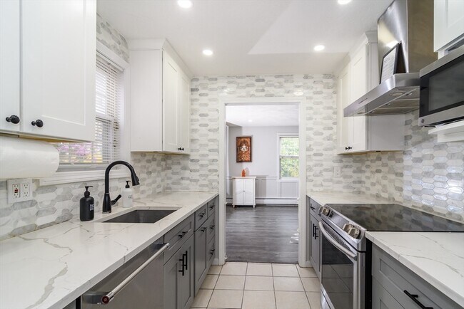 Building Photo - 10 Homeward Ln