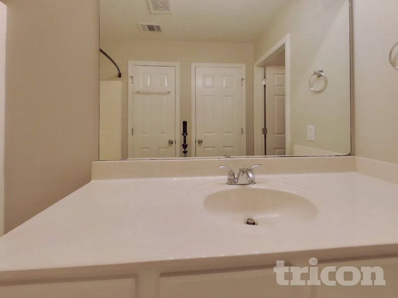 Building Photo - 320 Providence Rd