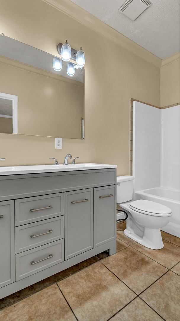 Building Photo - Spacious 3-Bedroom Home with Recent Upgrad...