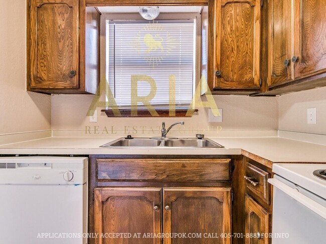 Building Photo - Spacious 2 Bed/1.5 Bath Townhouse in East ...