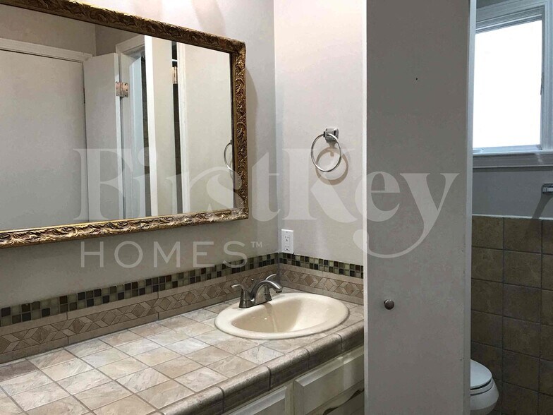 Building Photo - 8802 W 95th Terrace