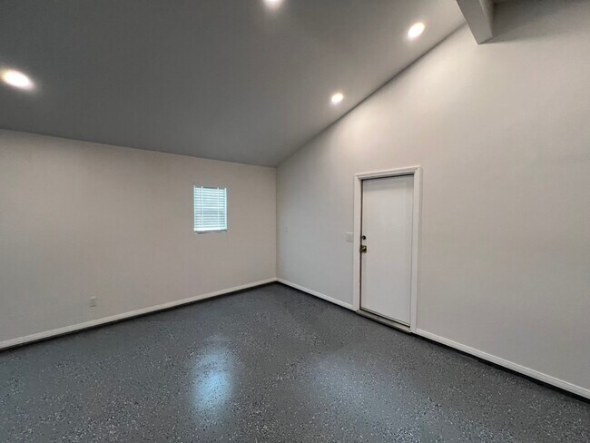 Building Photo - 469 W 2nd St