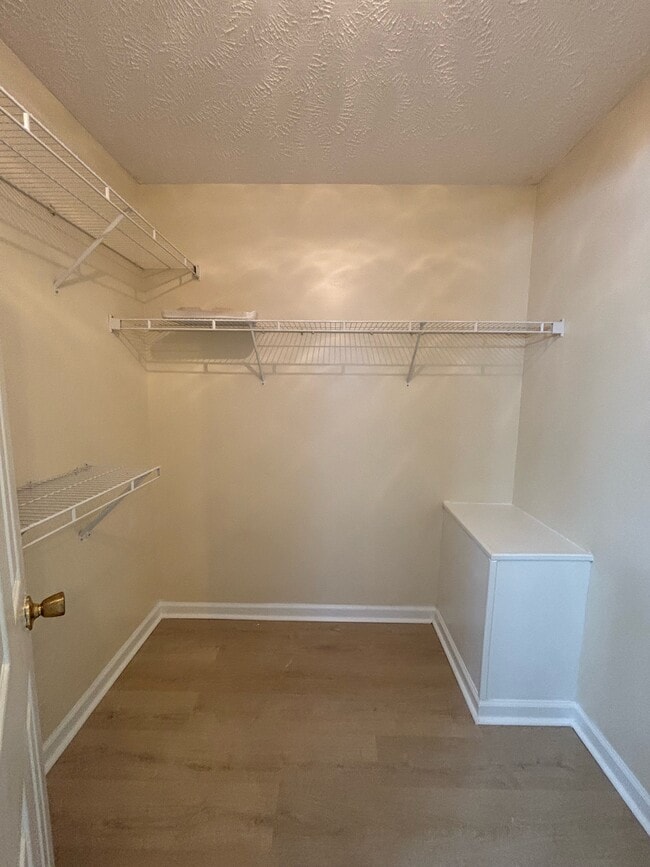 Building Photo - 1135 Derbyshire Rd