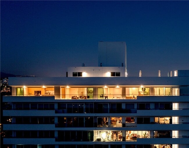 Building Photo - 838 N Doheny Dr