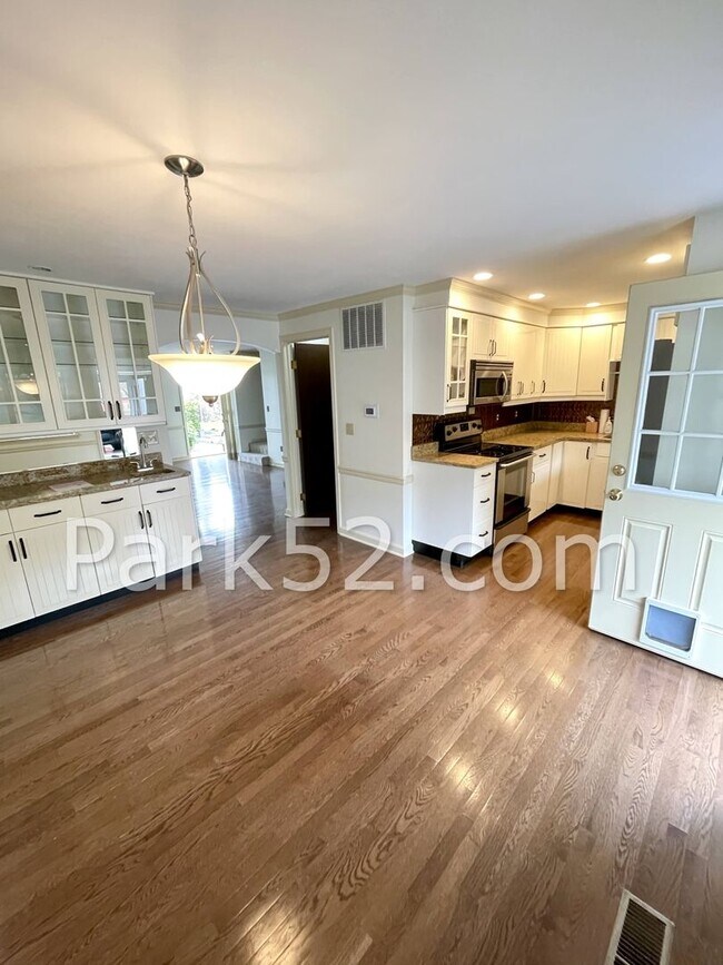Building Photo - 2 Bedroom Tacoma Townhome
