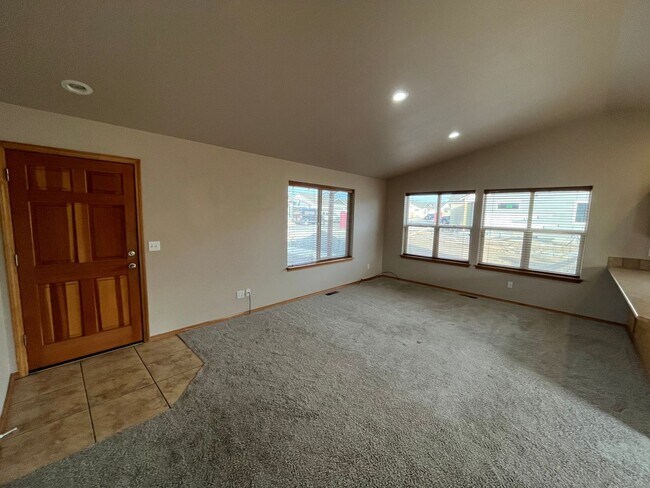 Building Photo - 2901 NE Pinnacle Pl