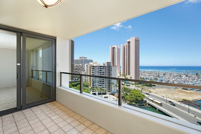Building Photo - Comfortable Living in the Heart of Honolul...
