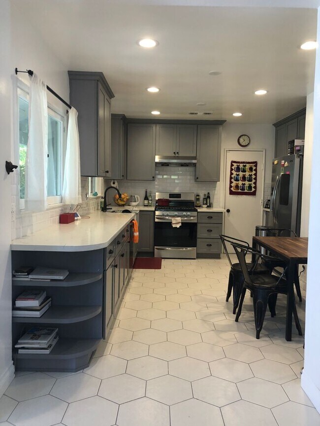 Building Photo - Updated 4BR Mar Vista Home with Huge Private Backyard