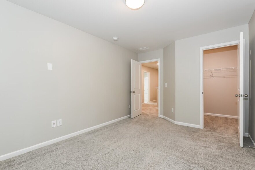 Building Photo - 3949 Lake Manor Way