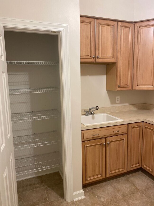 Building Photo - 3 Bedroom Townhome in Sterling, with a large complete loft on top floor