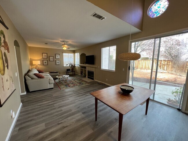 Building Photo - 3 bedroom + a loft in desirable Manteca!