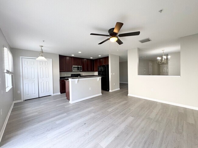 Building Photo - Huge 3BR Winter Springs Townhouse ~ Gated Community ~ Pool ~ Great Schools!