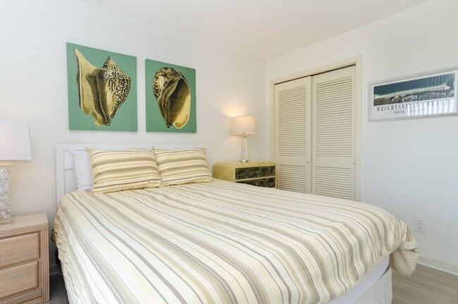 Building Photo - 1102 N Lumina Ave