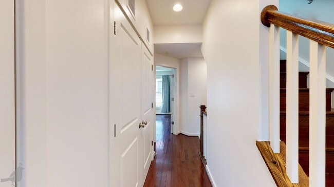 Building Photo - 517 Regent Pl NE