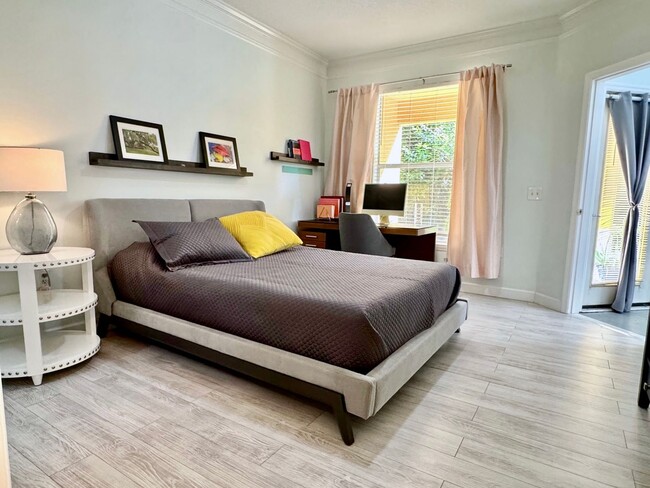 Building Photo - 2 Bedroom condo with 2 Car Garage Condo Fo...