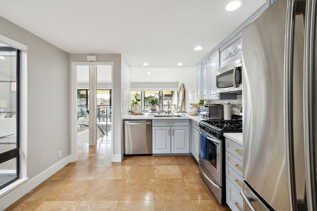 Building Photo - 25 Palos