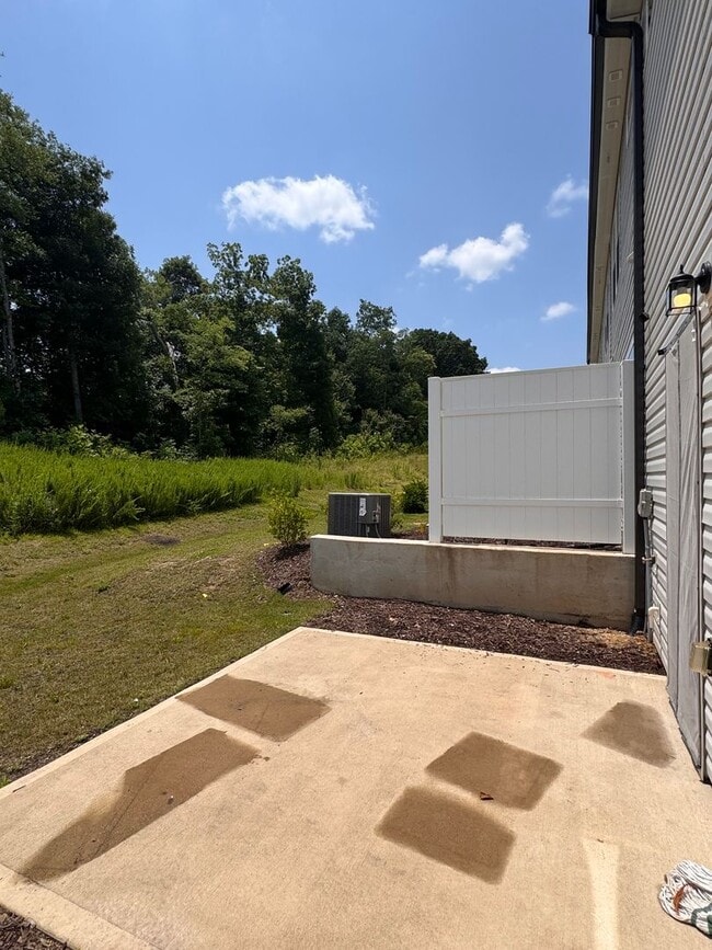 Building Photo - 3BR 2.5BA Townhome