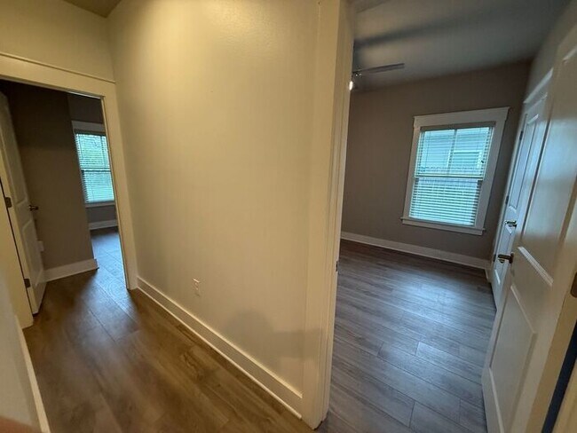 Building Photo - Gulf Breeze - 4 bedroom, 2.5 bathroom - lawn care included