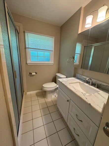 Building Photo - 2210 Robinwood Ln