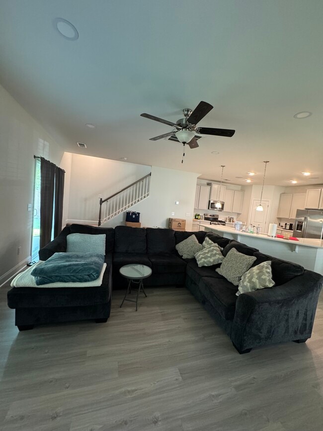 Building Photo - 551 Roseridge Dr