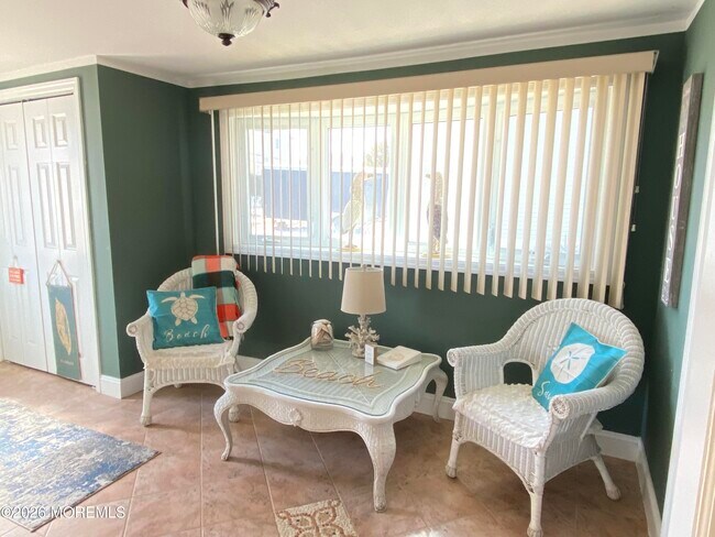 Building Photo - 102 W Colony Rd