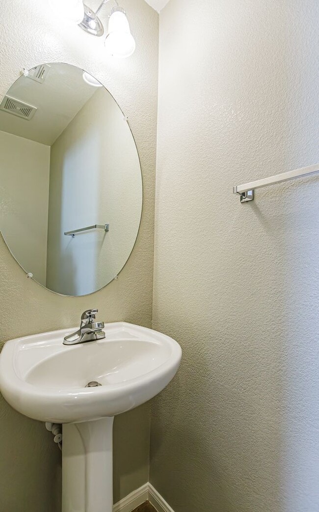 Building Photo - 4 Bedroom home located in Silverado Ranch