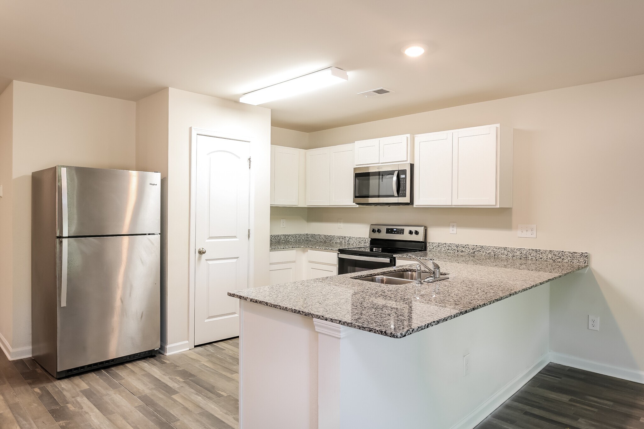 Building Photo - 161 Queens Cir