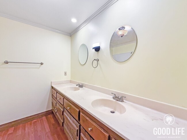 Building Photo - Beautiful 3Bd/2Ba Home On Over an Acre Lot!