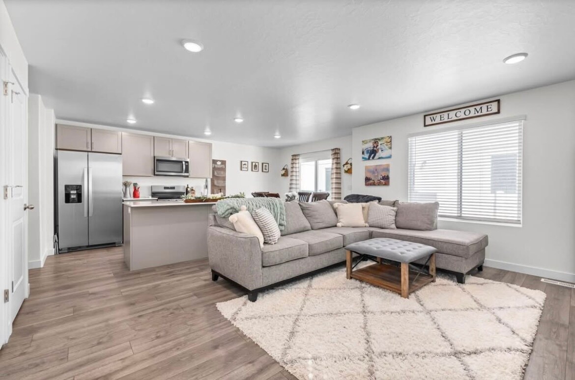 Building Photo - 1116 E Waterway Ln